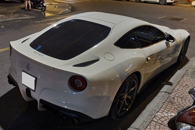 Cung cấp sức mạnh cho Ferrari F12 Berlinetta là khối động cơ hút khí tự nhiên V12 6.3L sản sinh công suất 730 mã lực và mô-men xoắn cực đại 690Nm, không thua kém gì các siêu xe hiện đại ngày nay.