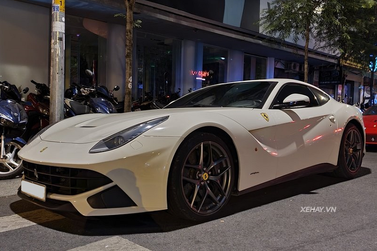 Bên cạnh màu sơn độc nhất, siêu phẩm trong bài còn là một trong hai chiếc siêu xe Ferrari F12 Berlinetta tại Việt Nam được trang bị bộ mâm nhôm đúc 5 chấu kép màu xám ghi mờ 20 inch, đi kèm với hệ thống phanh gốm hiệu suất cao, cùm phanh màu xám tro và lốp thể thao Pilot Super Sport của Michellin.