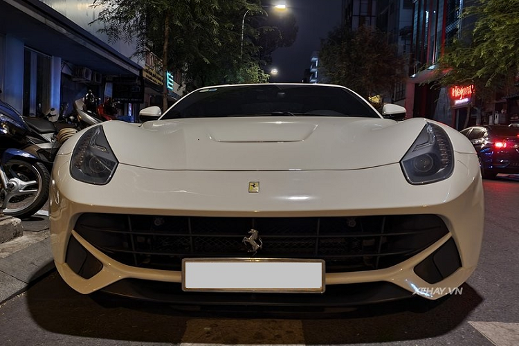 F12 Berlinetta chỉ cần 3,1 giây để tăng tốc từ 0 - 100 km/h, tốc độ tối đa đạt 350 km/h. Khi mới về Việt Nam, giá xe Ferrari F12 Berlinetta nguyên bản lên tới 22 tỷ đồng.