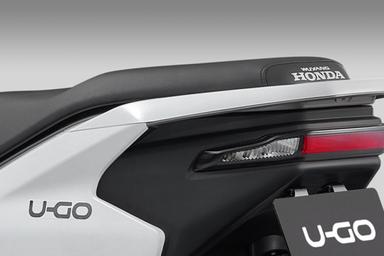 Trong khi đó, với bản tiêu chuẩn sử dụng pin đơn với tầm hoạt động ít hơn cho người dùng không có nhu cầu di chuyển xa. Trên chiếc Honda U-Go được trang bị màn hình LCD, cổng sạc USB bên trong hộc chứa đồ nhỏ dưới tay lái, cốp xe rộng (giảm dung tích nếu dùng pin đôi), chìa khóa thông minh, đèn pha và đèn chiếu sáng ban ngày dạng LED…