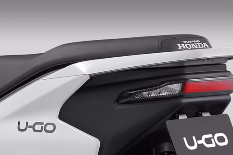 Trong khi đó, với bản tiêu chuẩn sử dụng pin đơn với tầm hoạt động ít hơn cho người dùng không có nhu cầu di chuyển xa. Trên chiếc Honda U-Go được trang bị màn hình LCD, cổng sạc USB bên trong hộc chứa đồ nhỏ dưới tay lái, cốp xe rộng (giảm dung tích nếu dùng pin đôi), chìa khóa thông minh, đèn pha và đèn chiếu sáng ban ngày dạng LED…