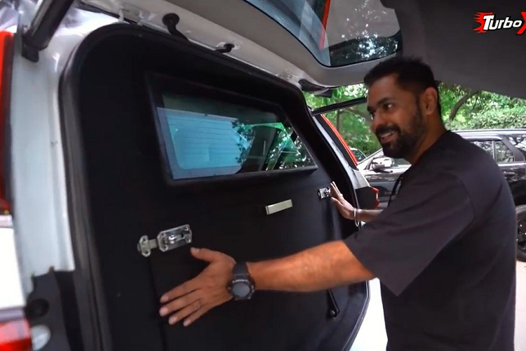 Chiếc xe SUV Toyota Fortuner Legender này được trang bị tấm ốp cửa nặng hơn, đòi hỏi phải dùng nhiều sức hơn để đóng/mở. Bên trong cửa có thêm những tấm sợi carbon chất lượng cao, chống được súng lục và súng trường. Trong khi đó, kính cửa sổ cũng như kính lái được thay bằng loại dày hơn và chất lượng cao hơn. Kính cửa sổ của xe được lắp cố định với viền bằng sợi carbon và cao su.