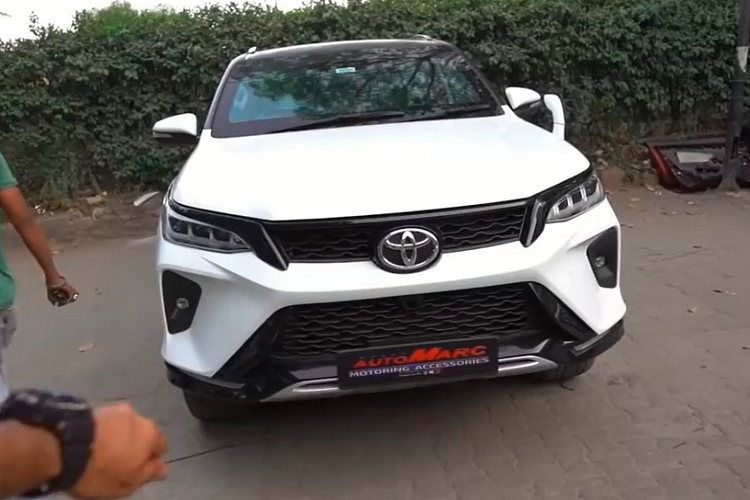 Chiếc Toyota Fortuner Legender bọc chống đạn này được xem là "hàng hiếm" tại Ấn Độ nói riêng và thế giới nói chung. Qua đoạn video được đăng lên YouTube, có thể thấy chiếc Toyota Fortuner Legender bọc thép chống đạn này trông không khác gì phiên bản thường khi nhìn từ bên ngoài. Chỉ khi cửa được mở ra, chúng ta mới có nhận ra những thay đổi của chiếc SUV hạng trung này.
