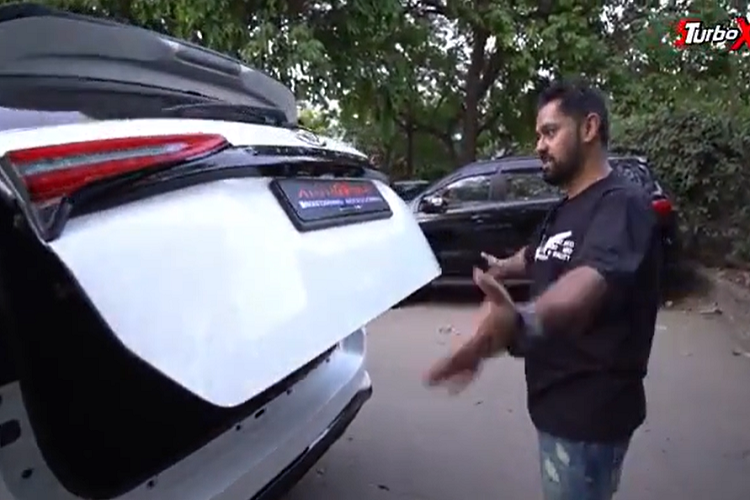 Hiện chưa rõ chiếc Toyota Fortuner Legender này có được trang bị lốp run-flat hay hệ thống cung cấp ô-xy khẩn cấp như những chiếc xe bọc thép chống đạn khác hay không. Chỉ biết rằng, động cơ và hệ thống treo của xe không có gì thay đổi dù xe nặng hơn 1,5 tấn so với xe tiêu chuẩn. Xe vẫn được trang bị động cơ diesel 4 xi-lanh, tăng áp, dung tích 2.8L với công suất tối đa 204 mã lực và mô-men xoắn cực đại 500 Nm. Động cơ kết hợp với hộp số tự động 6 cấp. 