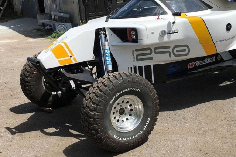 Một trong số đó là Aeromaster từ Bulgaria. Công ty này vốn được biết đến nhờ việc sản xuất những chiếc nhái theo xe đua Bentley Speed 8 LMP, nhưng giờ đây, những ông chủ của công ty lại lấy nguồn cảm hứng từ Công thức 1 cho một dự án mơ ước khác - một chiếc xe địa hình chạy việt dã kiểu buggy. Chiếc xe này trông thực sự kỳ lạ, nhưng cũng thu hút đến bất ngờ.