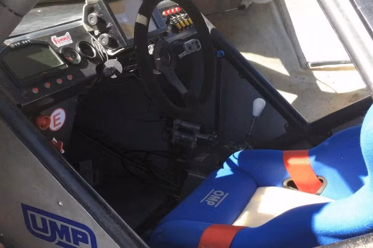 Tất nhiên, cảm hứng của Aeromaster không phải là chỉ đến từ F1. Đội ngũ chế tạo cũng nói rằng họ đã kết hợp cả phong cách xe đua Baja vào thiết kế. Trái tim cung cấp sức mạnh cho chiếc xe có một không hai này là động cơ V8 dung tích 4.2 lít nằm dọc ở vị trí giữa xe.