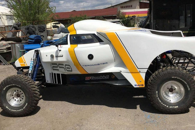 Rõ ràng, mục tiêu của Aeromaster là tạo ra một chiếc xe buggy với vẻ ngoài độc nhất vô nhị. Họ đã làm được điều đó thành công với nguyên mẫu này vì nó hoàn toàn khác biệt so với những gì mọi người từng thấy. Thân vỏ của nó là một sự hỗn hợp khó diễn tả, cùng với sự lựa chọn màu sơn thú vị - nó giống như một sự pha trộn giữa một chiếc xe điều khiển từ xa Tamiya, những chiếc xe F1 thời xưa, và một chiếc máy bay chiến đấu.