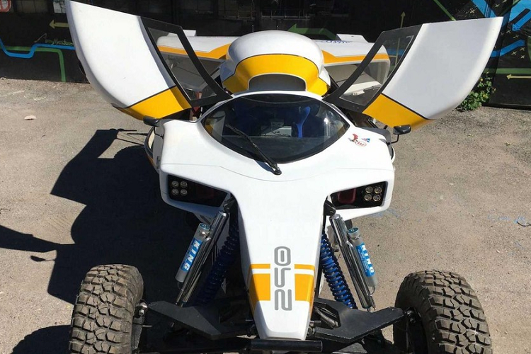 Nhìn chung, chiếc buggy phong cách F1 với cửa cánh bướm này chắc chắn sẽ gây tranh cãi và một số người sẽ không thể chấp nhận nó. Aeromaster hiểu rõ điều đó, và tự hào gọi dự án này là một “giấc mơ điên rồ trong nhiều năm trở thành hiện thực.”