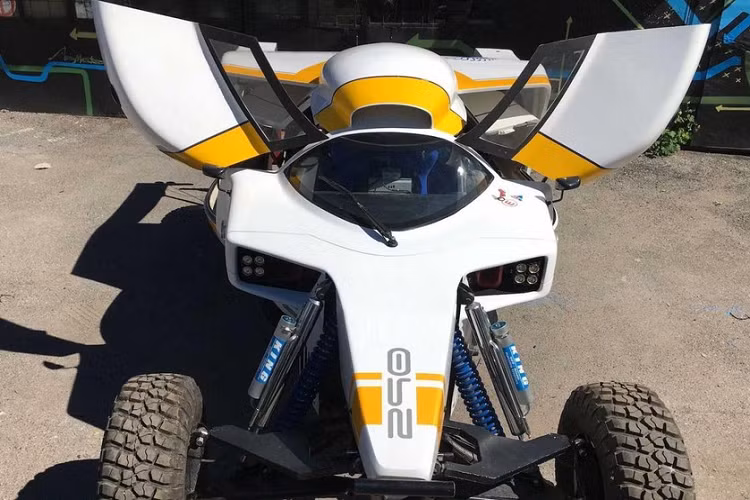 Nhìn chung, chiếc buggy phong cách F1 với cửa cánh bướm này chắc chắn sẽ gây tranh cãi và một số người sẽ không thể chấp nhận nó. Aeromaster hiểu rõ điều đó, và tự hào gọi dự án này là một “giấc mơ điên rồ trong nhiều năm trở thành hiện thực.”