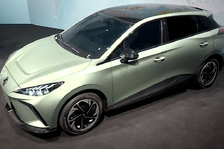 Hãng MG cho biết Mulan sẽ có 3 loại pin do Ningde E-CON Power System sản xuất với dung lượng 51 kWh, 64 kWh và 77 kWh. Nhờ đó, mẫu ô tô điện này có phạm vi di chuyển lần lượt là 400 km, 500 km và 600 km. Đặc biệt, người dùng có thể đổi pin cho xe để tiết kiệm thời gian sạc.