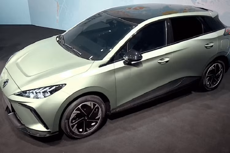 Hãng MG cho biết Mulan sẽ có 3 loại pin do Ningde E-CON Power System sản xuất với dung lượng 51 kWh, 64 kWh và 77 kWh. Nhờ đó, mẫu ô tô điện này có phạm vi di chuyển lần lượt là 400 km, 500 km và 600 km. Đặc biệt, người dùng có thể đổi pin cho xe để tiết kiệm thời gian sạc.