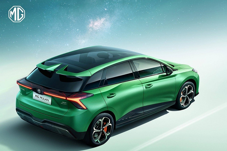 Được áp dụng ngôn ngữ thiết kế mới của thương hiệu MG, Mulan mang trên mình ngoại hình khá thể thao nhằm phù hợp với thị hiếu của giới trẻ. Trong đó, phần mũi xe được thiết kế dốc xuống dưới và gợi liên tưởng đến Lamborghini Urus. Trên đầu xe, MG Mulan được trang bị đèn pha hình tam giác sắc sảo, 2 khe gió cỡ lớn, tích hợp đèn sương mù trước nằm dọc và hốc gió trung tâm hình lục giác khá rộng. Là ô tô điện nên MG Mulan không có lưới tản nhiệt.