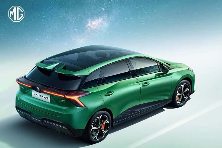 Được áp dụng ngôn ngữ thiết kế mới của thương hiệu MG, Mulan mang trên mình ngoại hình khá thể thao nhằm phù hợp với thị hiếu của giới trẻ. Trong đó, phần mũi xe được thiết kế dốc xuống dưới và gợi liên tưởng đến Lamborghini Urus. Trên đầu xe, MG Mulan được trang bị đèn pha hình tam giác sắc sảo, 2 khe gió cỡ lớn, tích hợp đèn sương mù trước nằm dọc và hốc gió trung tâm hình lục giác khá rộng. Là ô tô điện nên MG Mulan không có lưới tản nhiệt.
