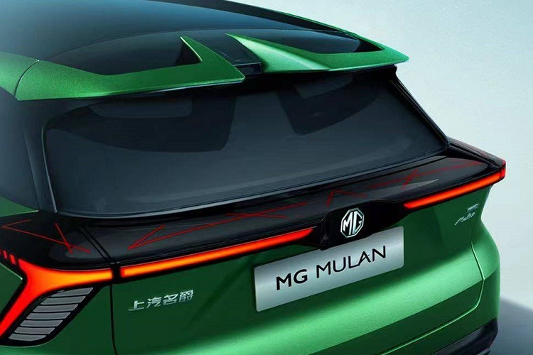Vòng sang bên sườn, chúng ta sẽ bắt gặp 2 đường dập gân nổi bật, nóc dốc dần về phía sau theo phong cách xe coupe và nhiều loại vành la-zăng khác nhau, thay đổi theo phiên bản. Trong đó, bản cao cấp sẽ dùng vành với thiết kế 5 chấu kép, sơn 2 màu thể thao và cùm phanh màu cam. Ở phía sau, MG Mulan được trang bị cụm đèn hậu hình chữ "Y", nối với 2 dải đèn nằm vắt ngang trên cửa cốp. Dưới cản sau còn có tấm ốp giả bộ khuếch tán gió. Với bản cao cấp, xe sẽ được trang bị 2 cánh gió mui tách rời.