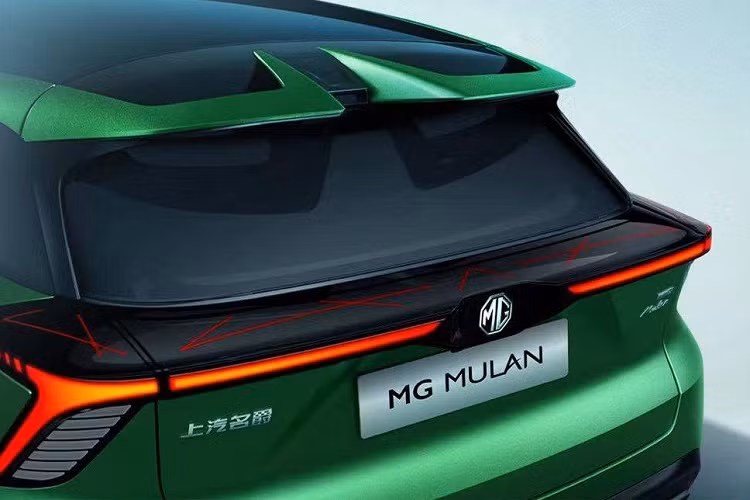 Vòng sang bên sườn, chúng ta sẽ bắt gặp 2 đường dập gân nổi bật, nóc dốc dần về phía sau theo phong cách xe coupe và nhiều loại vành la-zăng khác nhau, thay đổi theo phiên bản. Trong đó, bản cao cấp sẽ dùng vành với thiết kế 5 chấu kép, sơn 2 màu thể thao và cùm phanh màu cam. Ở phía sau, MG Mulan được trang bị cụm đèn hậu hình chữ "Y", nối với 2 dải đèn nằm vắt ngang trên cửa cốp. Dưới cản sau còn có tấm ốp giả bộ khuếch tán gió. Với bản cao cấp, xe sẽ được trang bị 2 cánh gió mui tách rời.
