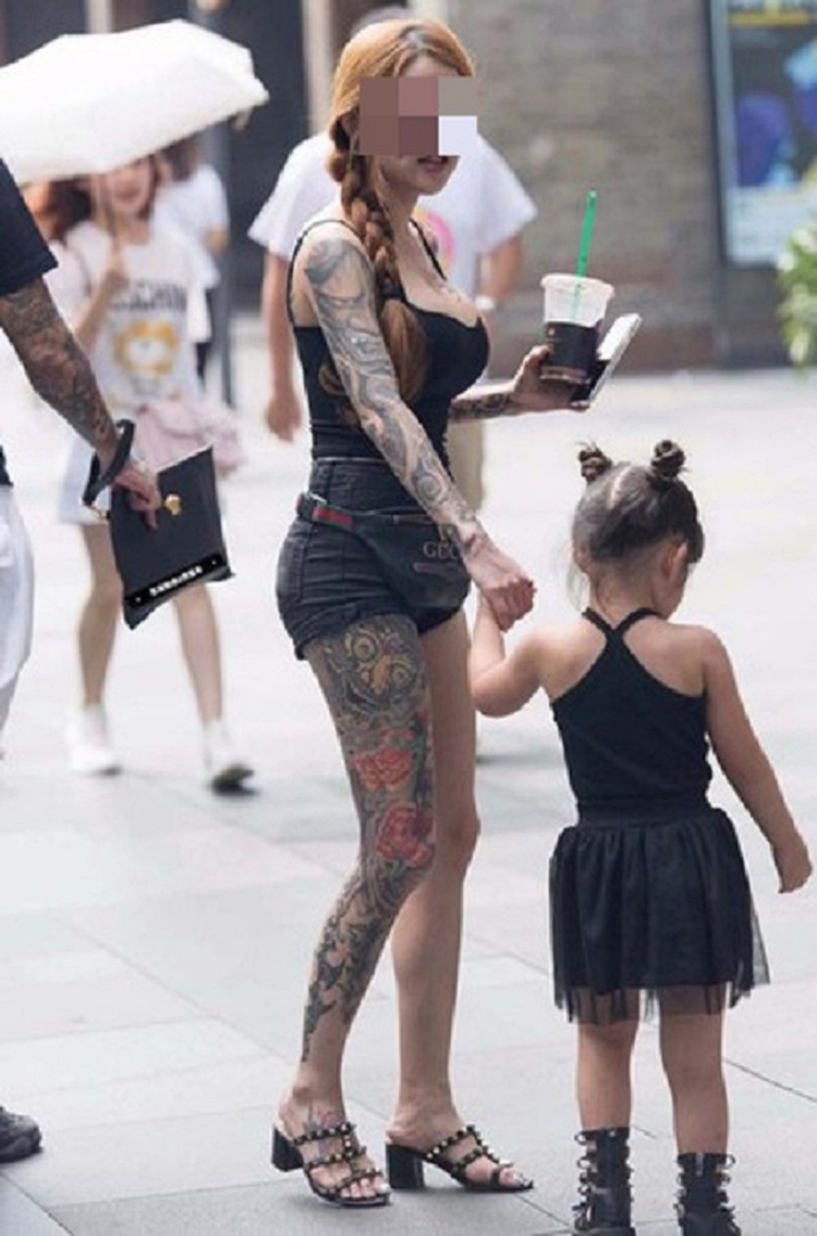 Trang phuc phu huynh khien con cai roi vao tinh huong xau ho-Hinh-3