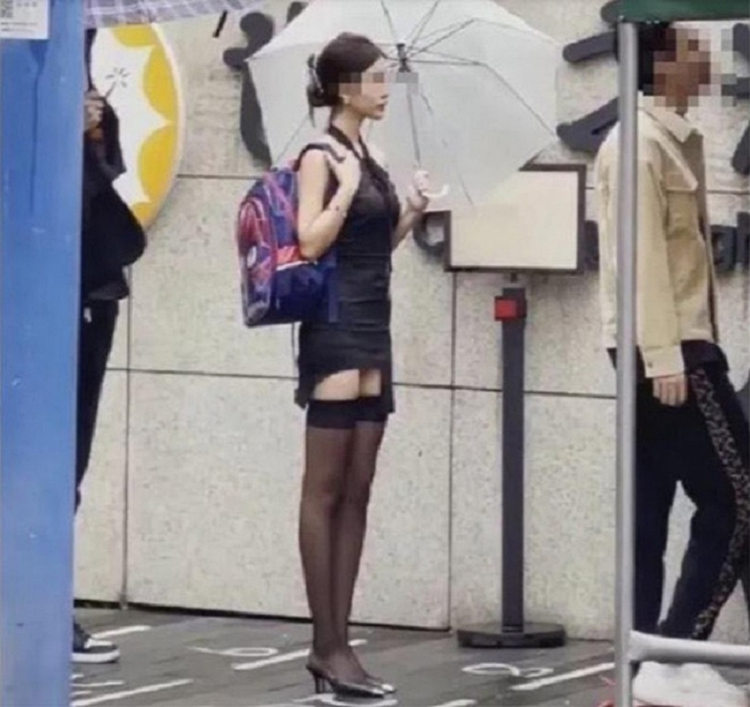 Trang phuc phu huynh khien con cai roi vao tinh huong xau ho-Hinh-4