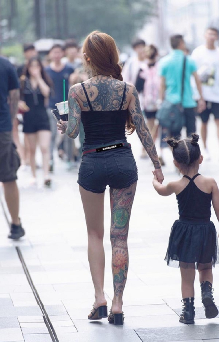 Trang phuc phu huynh khien con cai roi vao tinh huong xau ho-Hinh-2