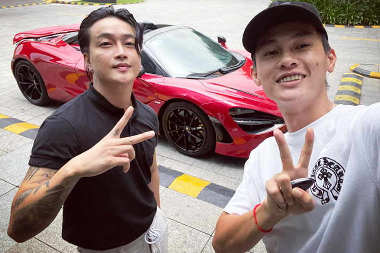 Trên mạng xã hội, ngoài hình ảnh doanh nhân, TiTi còn gây chú ý khi cập nhập khá nhiều bức ảnh liên quan đến siêu xe, điều này khiến không ít người cho rằng TiTi là tay chơi siêu xe đình đám nhất showbiz nhưng thực tế, dàn siêu xe này thuộc sở hữu của 1 showroom chuyên mua bán xe ở Sài thành.