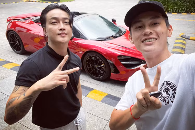 Trên mạng xã hội, ngoài hình ảnh doanh nhân, TiTi còn gây chú ý khi cập nhập khá nhiều bức ảnh liên quan đến siêu xe, điều này khiến không ít người cho rằng TiTi là tay chơi siêu xe đình đám nhất showbiz nhưng thực tế, dàn siêu xe này thuộc sở hữu của 1 showroom chuyên mua bán xe ở Sài thành.