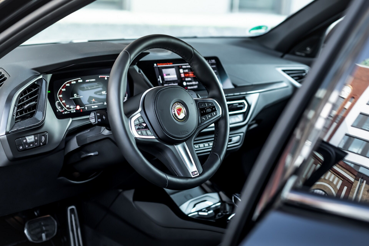 Chiều cao xe hạ xuống 30 mm nhờ trang bị lò xo H&amp;R và tùy chọn phanh mạnh hơn. Ngoài ra, xe cũng hoàn thiện vẻ ngoài nhờ bộ bodykit của Maxton Design.