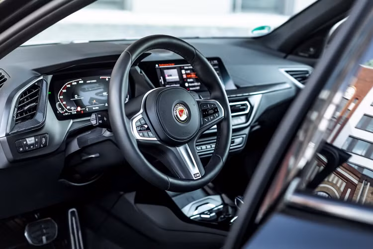 Chiều cao xe hạ xuống 30 mm nhờ trang bị lò xo H&amp;R và tùy chọn phanh mạnh hơn. Ngoài ra, xe cũng hoàn thiện vẻ ngoài nhờ bộ bodykit của Maxton Design.