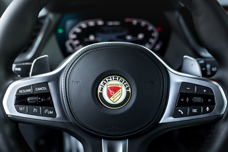 Ngoài động cơ, Manhart cũng cải tiến hệ thống phanh và vành xe. Bộ vành 18 inch nguyên bản đã được thay thế bằng loại 20 inch cùng lốp 235/30ZR20.