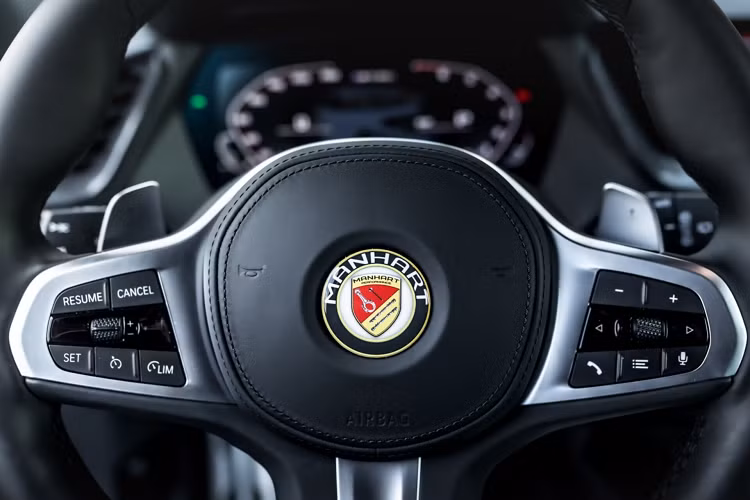 Ngoài động cơ, Manhart cũng cải tiến hệ thống phanh và vành xe. Bộ vành 18 inch nguyên bản đã được thay thế bằng loại 20 inch cùng lốp 235/30ZR20.