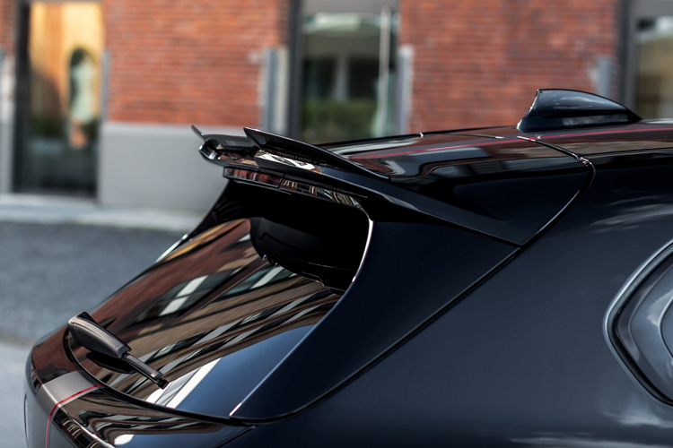 Mẫu xe tạo điểm nhấn với bộ decal màu xám và đỏ tương phản. Để tăng cảm xúc của người lái khi cầm vô lăng, Manhart trang bị hệ thống 4 ống xả cho âm thanh phấn khích. Chi tiết này có giá 2.314 USD.