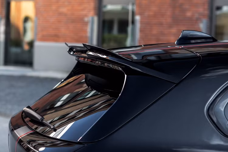 Mẫu xe tạo điểm nhấn với bộ decal màu xám và đỏ tương phản. Để tăng cảm xúc của người lái khi cầm vô lăng, Manhart trang bị hệ thống 4 ống xả cho âm thanh phấn khích. Chi tiết này có giá 2.314 USD.