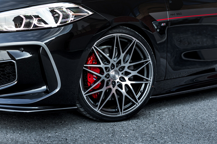 Tuy chưa thể mạnh mẽ như Mercedes-AMG A45 S và Audi RS 3 Sportback, nhưng ít nhất BMW M135i cũng vượt trội hơn Mercedes-AMG A35 (giá gần 2 tỷ đồng ở Việt Nam) và Volkswagen Golf R.