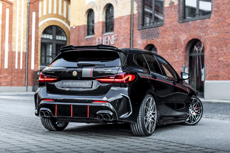 BMW M135i bản hatcback sử dụng động cơ tăng áp 4 xy-lanh dung tích 2.0 lít cho công suất 302 mã lực, mô-men xoắn 450 Nm đi kèm hộp số tự động 8 cấp và hệ dẫn động 4 bánh.