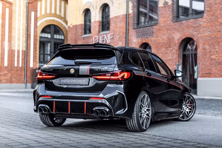 BMW M135i bản hatcback sử dụng động cơ tăng áp 4 xy-lanh dung tích 2.0 lít cho công suất 302 mã lực, mô-men xoắn 450 Nm đi kèm hộp số tự động 8 cấp và hệ dẫn động 4 bánh.