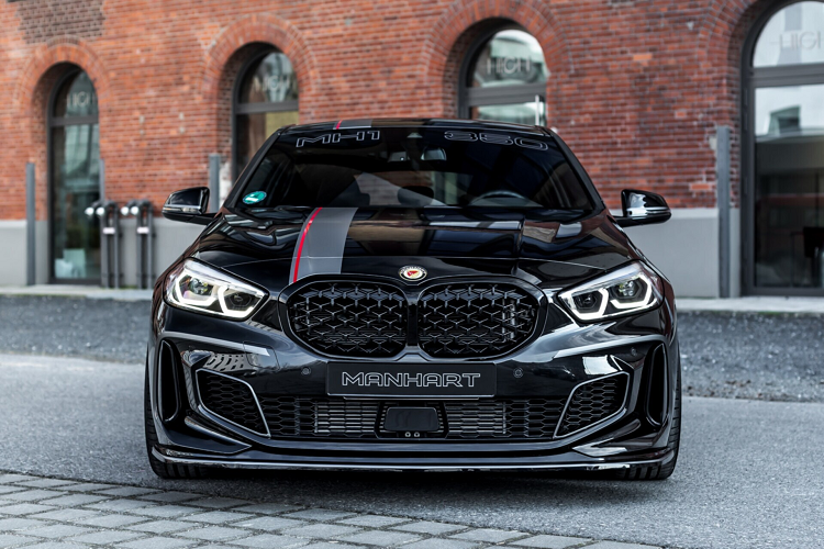 BMW M135i độ Manhart đã được nâng cấp đường lọc gió bằng loại làm bằng sợi carbon của Arma cùng bộ điều khiển phụ giúp công suất tăng lên 345 mã lực, mô-men xoắn 524 Nm.