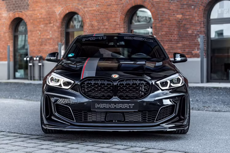 BMW M135i độ Manhart đã được nâng cấp đường lọc gió bằng loại làm bằng sợi carbon của Arma cùng bộ điều khiển phụ giúp công suất tăng lên 345 mã lực, mô-men xoắn 524 Nm.