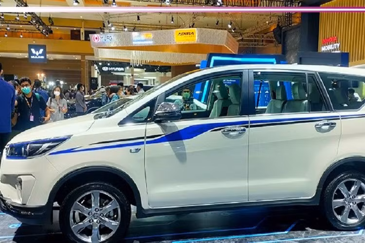 Vào thời điểm hiện tại, Toyota Innova EV hoàn toàn mới dừng ở mức xe concept và chưa được sản xuất thương mại. So với phiên bản dùng động cơ đốt trong thông thường, Toyota Innova EV sở hữu thiết kế không khác biệt quá nhiều. Sự thay đổi lớn nhất nằm ở phần đầu xe, vì là ôtô điện nên mẫu xe này không có lưới tản nhiệt thông thường mà đóng kín lại. Nằm giữa đầu xe là logo của hãng Toyota và các nẹp trang trí nằm ngang.