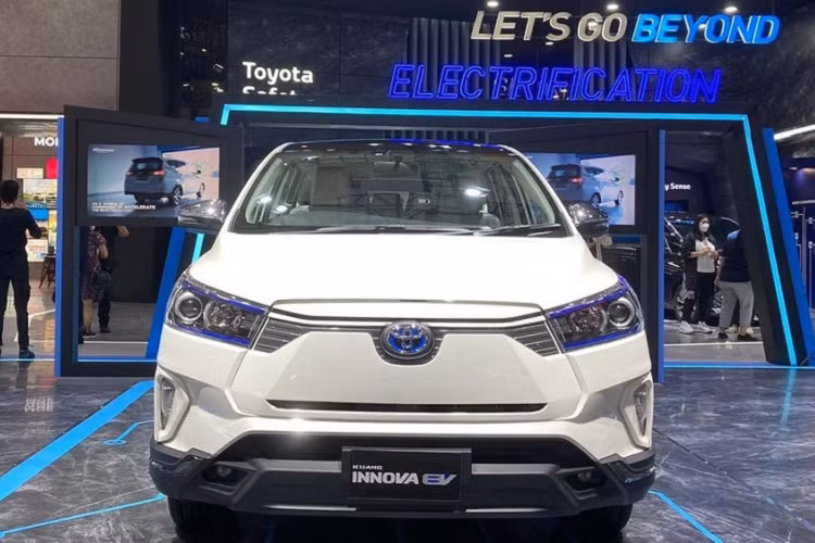 Cụ thể, hãng Toyota đã bất ngờ vén màn Innova EV trong ngày khai mạc triển lãm Indonesia International Motor Show (IIMS). Sự kiện này có sự tham gia của ông Airlangga Hartarto, Bộ trưởng Bộ Kinh tế Indonesia. Đích thân ông Hartarto còn ngồi thử trên chiếc Toyota Innova EV 2023 chạy điện.