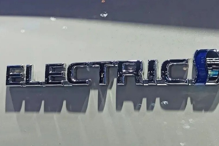 Nằm hai bên lưới tản nhiệt là cụm đèn pha giống Innova thông thường nhưng có thêm 2 viền màu xanh dương mới, tương tự logo Toyota trên đầu xe và đuôi xe, làm đặc điểm nhận dạng. Ngay cả đèn hậu cũng được bao quanh bằng viền màu xanh dương. Ngoài ra, Toyota Innova phiên bản thuần điện còn có thêm tem mới trên thân xe và logo "Electric" ở cửa cốp.