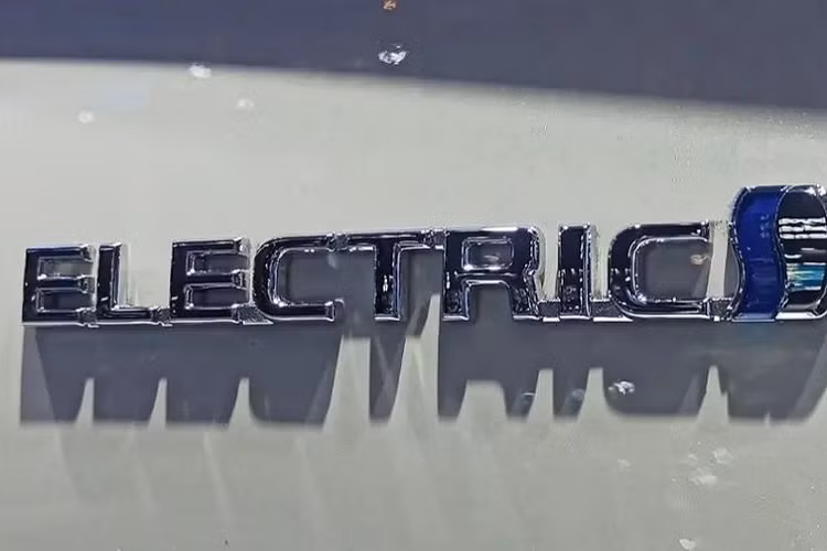 Nằm hai bên lưới tản nhiệt là cụm đèn pha giống Innova thông thường nhưng có thêm 2 viền màu xanh dương mới, tương tự logo Toyota trên đầu xe và đuôi xe, làm đặc điểm nhận dạng. Ngay cả đèn hậu cũng được bao quanh bằng viền màu xanh dương. Ngoài ra, Toyota Innova phiên bản thuần điện còn có thêm tem mới trên thân xe và logo "Electric" ở cửa cốp.