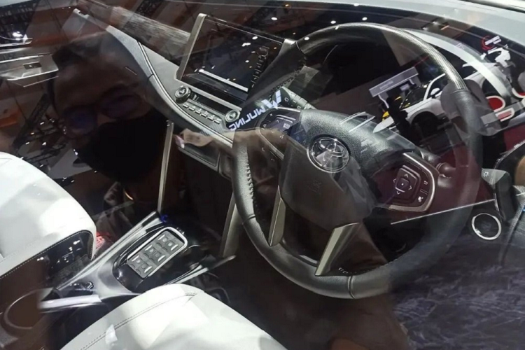 Bên trong Toyota Innova EV là không gian nội thất cũng được thiết kế như bản thường. Hãng Toyota chỉ bổ sung thông tin về pin ở bảng đồng hồ và màn hình trung tâm của xe. Thêm vào đó là logo "Innova EV" ở tựa đầu ghế.