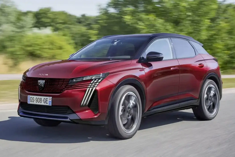 Bên dưới lớp vỏ, Peugeot 3008 2024 sử dụng phiên bản cập nhật của nền tảng EMP2, tập trung vào việc tăng sự thoải mái khi lái xe và có thể làm cho nó linh hoạt hơn trên những con đường ngoằn ngoèo.