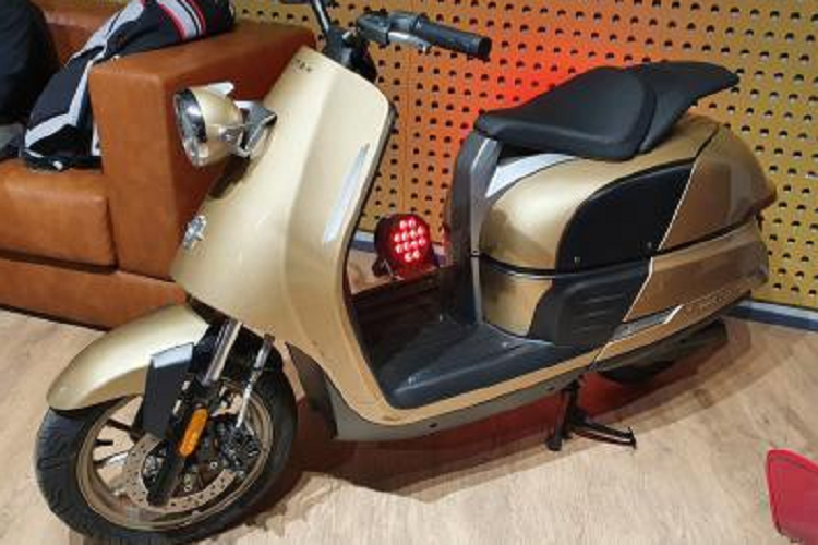 Trong triển lãm EICMA năm ngoái, Kymco đã từng giới thiệu mẫu xe máy điện mang tên S7. Đây cũng chính là mẫu xe máy điện chia sẻ khung gầm với MV Agusta Ampelio. MV Agusta Ampelio sở hữu thiết kế không quá nhỏ gọn, đi kèm sàn đặt chân rộng rãi và yên đủ chỗ cho 2 người ngồi.
