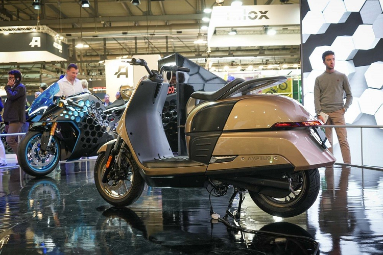 Được gọi bằng cái Ampelio, tân binh nhà MV Agusta lấy cảm hứng thiết kế từ những mẫu scooter trong quá khứ như CGT và Ovunque. Hãng MV Agusta đã thuê nhà thiết kế người Nga Maksim Ponomarev để tái hiện hình ảnh của những mẫu scooter thập niên '70 theo phong cách hiện đại.