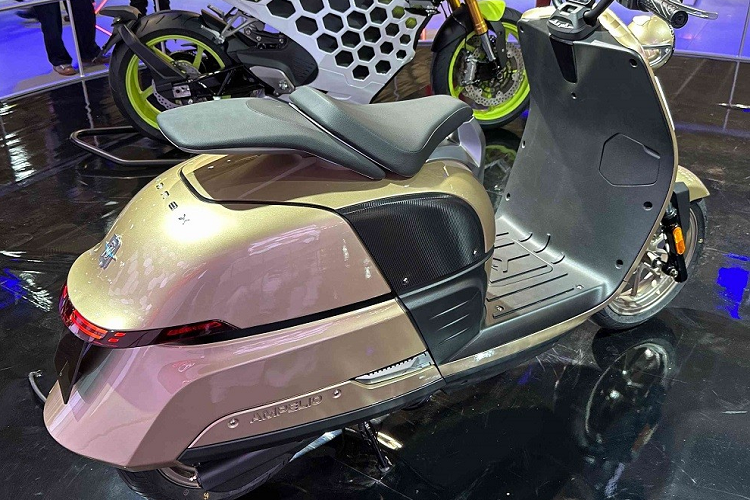 Thêm vào đó là đèn pha hình tròn, gợi liên tưởng đến những mẫu scooter trong thập niên '50. "Trái tim" của MV Agusta Ampelio 2023 là mô-tơ điện có công suất 4,1 kW (khoảng 5,5 mã lực). Mô-tơ điện này kết hợp cùng 2 bộ pin Ionex với dung lượng 1,7 kWh và có thể tháo ra để thay pin thay vì cắm sạc.