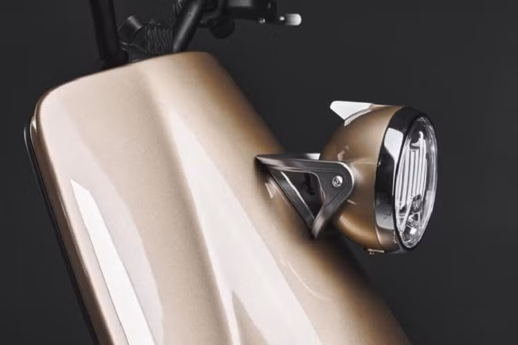 Sau khi xem bản phác thảo, ông Timur Sardarov, CEO của hãng MV Agusta, đã thông qua dự án. Dự án phát triển MV Agusta Ampelio đã bắt đầu từ 2 năm trước. Để chế tạo Ampelio, MV Agusta cần một đối tác có kinh nghiệm trong mảng sản xuất xe máy điện. Đó là lý do vì sao MV Agusta đã kết hợp với hãng Kymco của Đài Loan. 