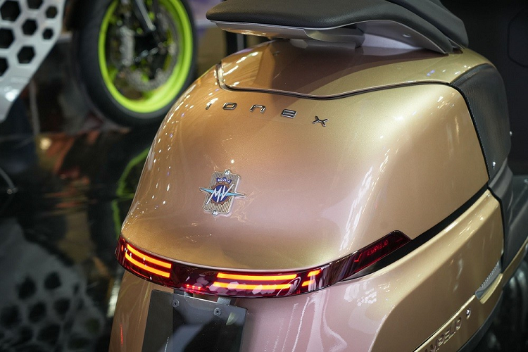 Các nhà thiết kế của MV Agusta cho biết, Ampelio sẽ có 2 chế độ lái là Normal và Sport. Hãng cũng đang cân nhắc việc trang bị hệ thống chống bó cứng phanh ABS cho mẫu xe máy điện này. Hãng MV Agusta hứa hẹn xe sẽ sở hữu khung gầm hiện đại với những tính năng như chìa khóa thông minh và phụ kiện như hộp đựng đồ phía sau.