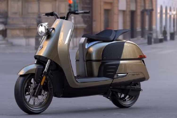 Khi chọn tên cho mẫu xe máy điện này, hãng MV Agusta đã nhìn cả về quá khứ và tương lai. Chữ cái "A" trong tên xe bắt nguồn từ những mẫu scooter trong thập niên '50 của MV Agusta. Trong khi đó, những chữ cái còn lại bắt nguồn từ ampe - đơn vị đo cường độ dòng điện. Hiện thời điểm bán ra thị trường và giá xe MV Agusta Ampelio vẫn chưa được công bố.