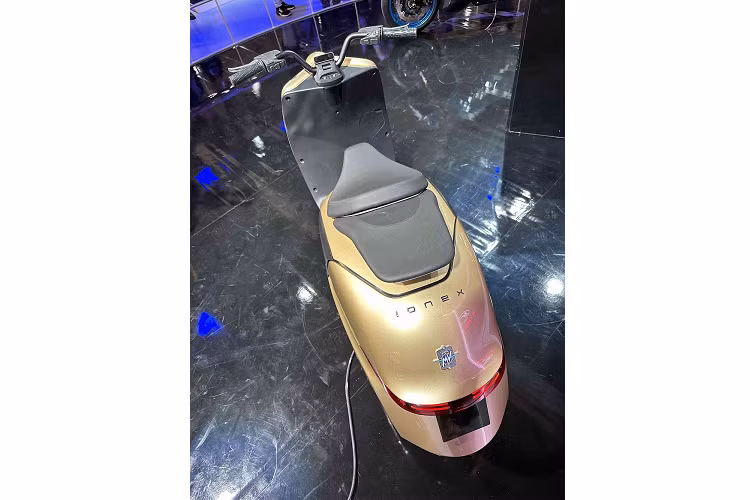 Sau khi được thay pin, xe có thể chạy quãng đường tối đa 85 km.Theo hãng MV Agusta, Ampelio có trọng lượng chỉ 121 kg khi lắp pin và 95 kg khi tháo pin. Đồng thời, vị trí đặt pin không gây ảnh hưởng đến thể tích của cốp chứa đồ bên dưới yên xe. Do đó, cốp của mẫu xe máy điện này có thể chứa 1 chiếc mũ bảo hiểm.