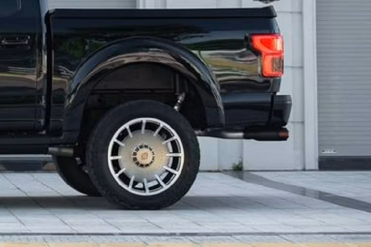 Thông tin rao bán cho thấy, chiếc xe bán tải hạng nặng Ford F-150 Harley-Davidson này đã lăn bánh 17.000 km, ngoại thất xe được sơn màu đen Agate.