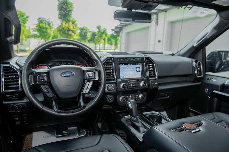 Logo Harley-Davidson cũng xuất hiện bên sườn và đuôi xe. Nắp capô của Ford F-150 Harley-Davidson còn thiết kế mới và độ thêm hốc gió, các vòm bánh xe cũng được mở rộng ra.